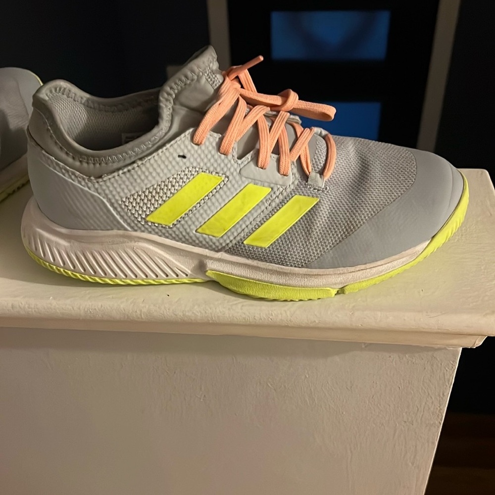 Indoor field hockey shoes